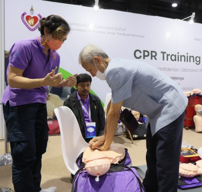  CPR dummy demonstration